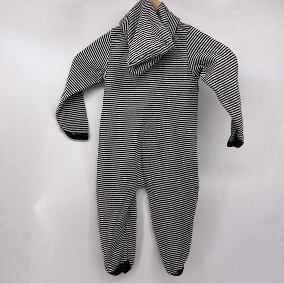 5/$25 Peek black and white Xl 18-24 one piece hoodie - Picture 2 of 4